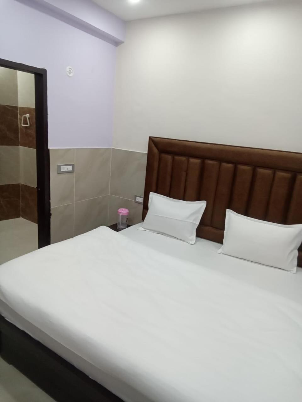 فندق Dixit Residency Vrindāvan المظهر الخارجي الصورة