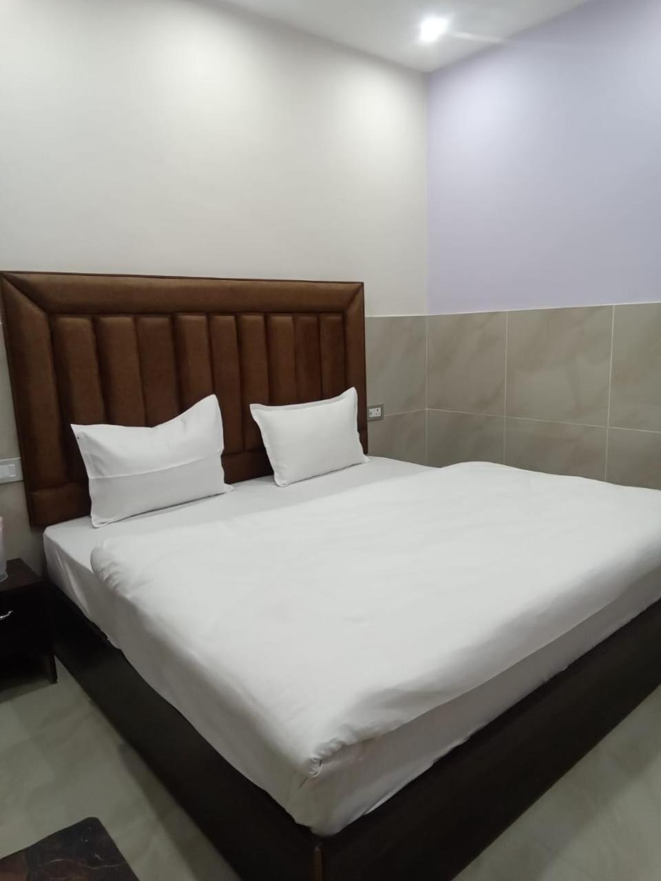 فندق Dixit Residency Vrindāvan المظهر الخارجي الصورة